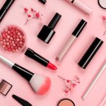 لوازم آرایشی مختلف، رژگونه، برس، سایه چشم، ریمل، عطر، رژ لب، لاک ناخن. محصولات مراقبت از پوست.
